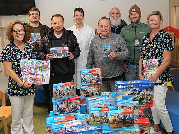 Spendenübergabe in der Kinderklinik. Fünf Kollegen der zivilen Fahndungskontrollgruppe überreichen viele Geschenke
