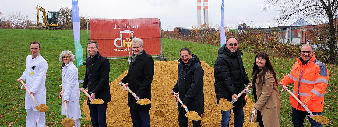 Gruppenfoto beim Spatenstich zum Neubau der Apotheke am Klinikum