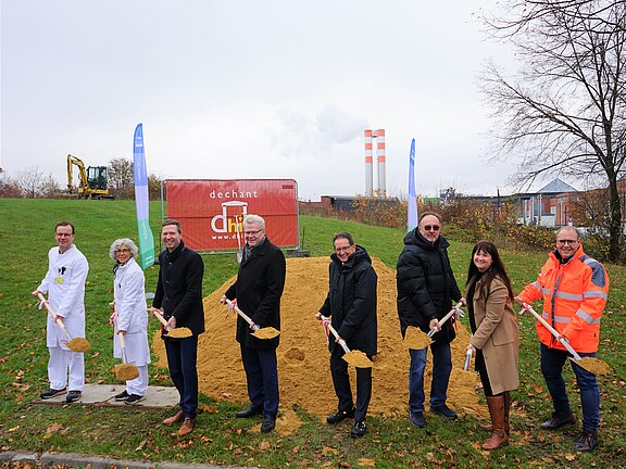 Gruppenfoto beim Spatenstich zum Neubau der Apotheke am Klinikum