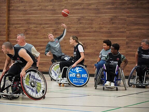 Rollstuhlbasketball ist Teil des Programms beim CSI Day an der Klinik Hohe Warte