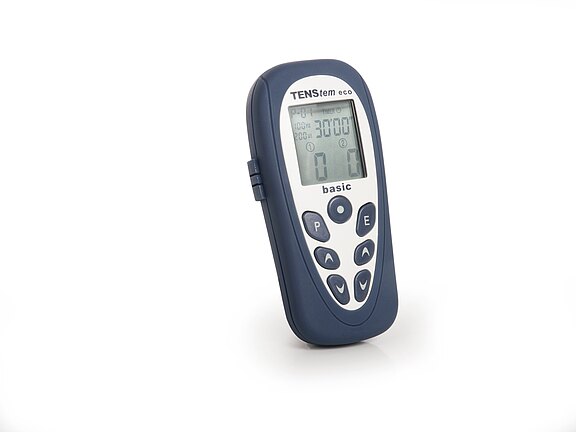 Handliches TENS‑Gerät mit LCD‑Display und mehreren Tasten auf weißem Hintergrund. Der Bildschirm zeigt Programmdaten und Intensitätsstufen; es dient der transkutanen elektrischen Nervenstimulation zur Schmerztherapie.