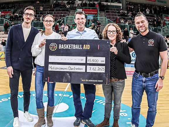 Spendenübergabe von Basketball Aid an die Kinderklinik, vertreten von Klinikdirektor Prof. Patrick Morhart und Ilona Golla, pädagogische Leitung der Kinderklinik