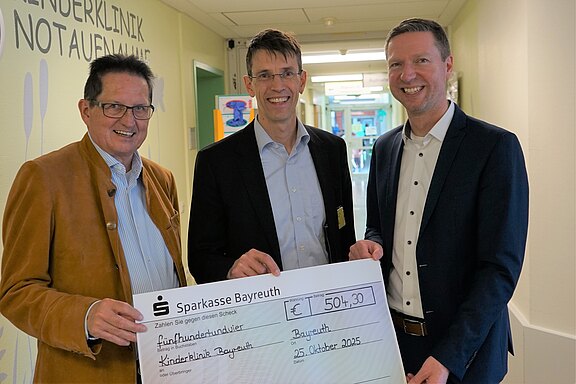 Spendenübergabe an die Kinderklinik. Auf dem Bild von links nach rechts: Dietmar Pawlik, Geschäftsführer der Klinikum Bayreuth GmbH, Prof. Patrick Morhart, Direktor der Kinderklinik und Landrat Florian Wiedemann.