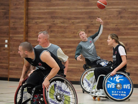 Bild vom Training des RSV Bayreuth, Rollstuhlbasket. Mitmachaktionen udn Vorfühungen stehe auch beim TAg der Querschnittlähmung an der Klinik Hohe Warte auf dem Programm