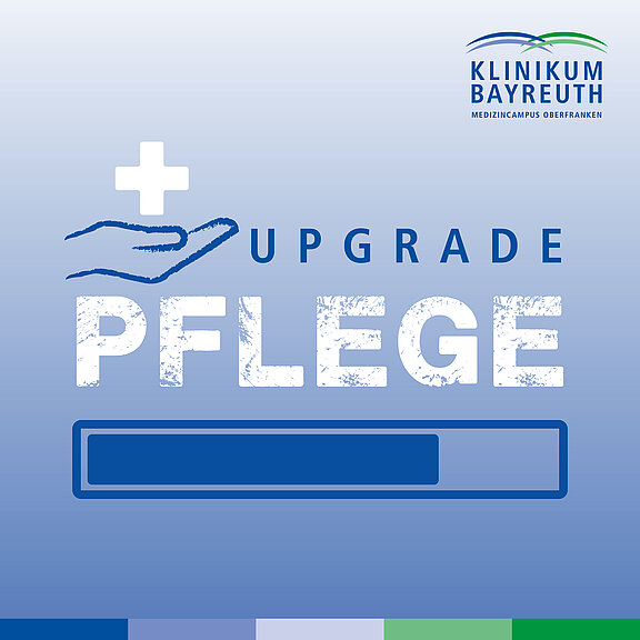 Grafik des Klinikums Bayreuth: großer Schriftzug Upgrade Pflege, Hand und Plus als Pflegesymbol, darunter teilgefüllter Ladebalken. Motiv wirbt für Verbesserungen in der Pflege.