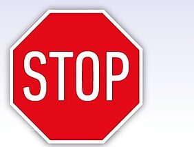 Ein rotes Stoppschild mit acht Ecken und dem Wort "STOP" in weißen Großbuchstaben in der Mitte. Es signalisiert, dass man anhalten soll.