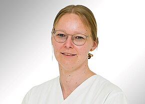Portraitbild von Janine Kraupner, Leiterin der Station 15, Medizinische Klinik 5, Nephrologie, Angiologie und Dialyse 