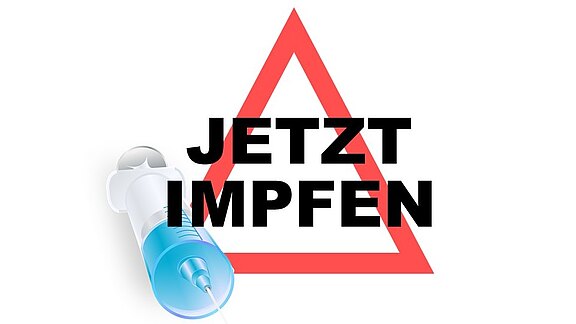 Grafik mit rotem Warndreieck, davor großer Text „JETZT IMPFEN“. Links unten eine blaue Spritze. Motiv wirbt eindringlich für sofortiges Impfen.