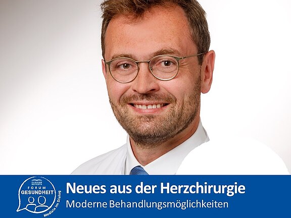 Porträt eines lächelnden Mannes mit Brille vor hellem Hintergrund. Blaue Textleiste mit der Aufschrift: Neues aus der Herzchirurgie – Moderne Behandlungsmöglichkeiten. Hinweis auf Informationsbeitrag zu aktuellen Therapien in der Herzchirurgie.