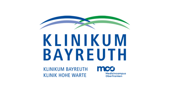 Ein stilisierter Globus in Blau, mit grünen und blauen Wellen, die Bewegung symbolisieren. Darunter steht in Großbuchstaben der Text "INTERNATIONAL". Die Darstellung vermittelt ein Gefühl von Globalität und Zusammenarbeit.