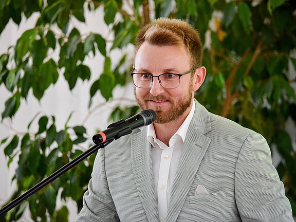 Gesamtschulleiter Jens Jungwirth bei der Examensfeier des Kurses 2022/25 der Krankenpflegeschule der Klinikum Bayreuth GmbH