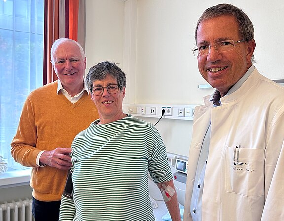 Das Ehepaar Johann und Irmela P. gemeinsam mit Prof. Dr. Patrick Oschmann in der Klinik für Neurologie. Irmela P. erhält zum ersten Mal das neu zugelassene Medikament Lecanemab gegen Alzheimer.