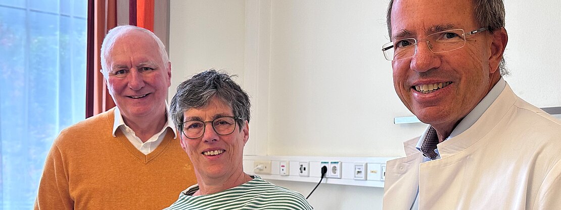 Das Ehepaar Johann und Irmela P. gemeinsam mit Prof. Dr. Patrick Oschmann in der Klinik für Neurologie. Irmela P. erhält zum ersten Mal das neu zugelassene Medikament Lecanemab gegen Alzheimer. 