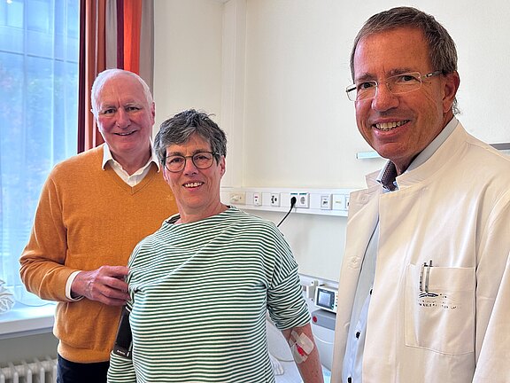 Das Ehepaar Johann und Irmela P. gemeinsam mit Prof. Dr. Patrick Oschmann in der Klinik für Neurologie. Irmela P. erhält zum ersten Mal das neu zugelassene Medikament Lecanemab gegen Alzheimer.