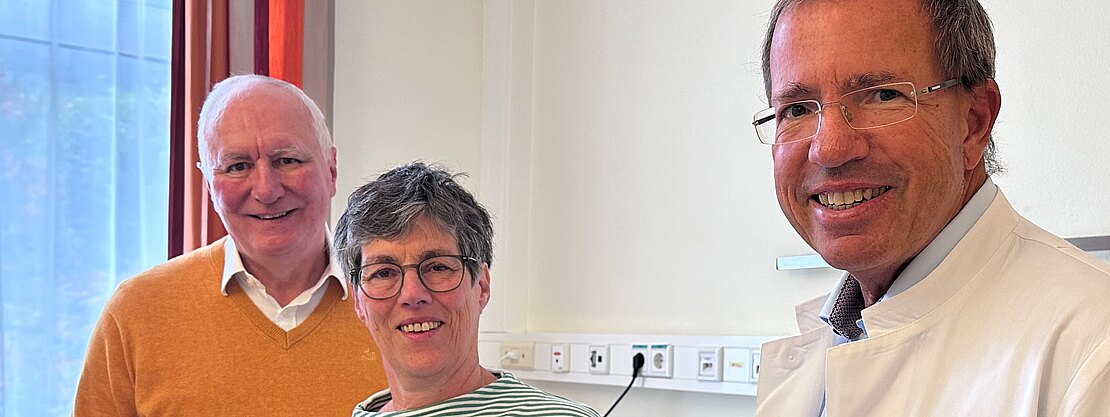 Das Ehepaar Johann und Irmela P. gemeinsam mit Prof. Dr. Patrick Oschmann in der Klinik für Neurologie. Irmela P. erhält zum ersten Mal das neu zugelassene Medikament Lecanemab gegen Alzheimer.