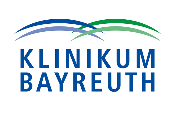 Logo des Klinikums Bayreuth: blaue und grüne geschwungene Bögen über dem blauen Großschriftzug KLINIKUM BAYREUTH.