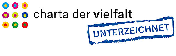 Logo „charta der vielfalt“ mit neun bunten Punkten; daneben ein blauer Stempel „UNTERZEICHNET“. Aussage: Die Charta der Vielfalt ist unterzeichnet, Bekenntnis zu Vielfalt und Inklusion in der Arbeitswelt.