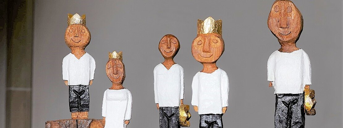 Fünf Holzfiguren des Künstlers Ralf Knoblauch die Königinnen und Könige darstellen