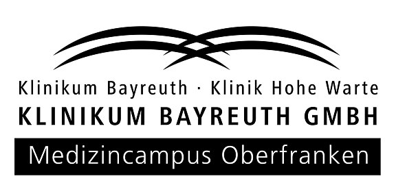 Logo des Klinikums Bayreuth GmbH mit stilisiertem Bogenmotiv. Oben steht: Klinikum Bayreuth und Klinik Hohe Warte. Groß darunter: KLINIKUM BAYREUTH GMBH. Im schwarzen Balken: Medizincampus Oberfranken.