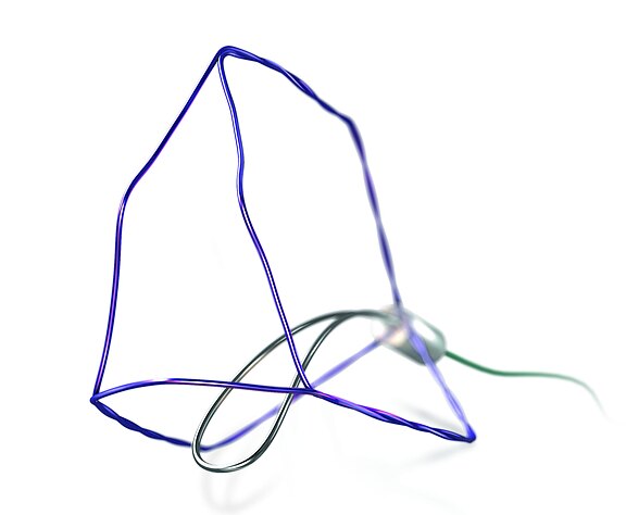 Gebogener, blauer Draht formt eine abstrakte, pyramidenähnliche Skulptur; eine dünne grüne Leitung führt zum Fußpunkt. Minimalistische Drahtform auf weißem Hintergrund.