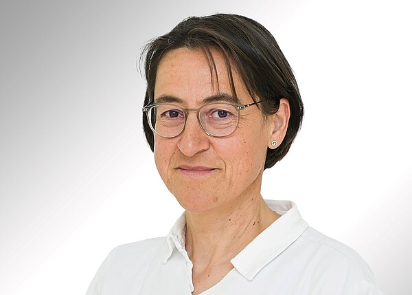 Portraitbild von Iris Dvorak, Oberärztin in der Klinik für Pneumologie, Thoraxonkologie, Schlaf- und Beatmungsmedizin