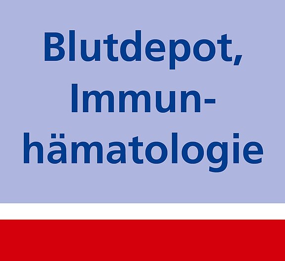 Schlichtes Schild mit blauem Hintergrund. In großen Buchstaben steht: „Blutdepot, Immunhämatologie“. Weist auf einen Bereich bzw. ein Labor der Blutbank hin.