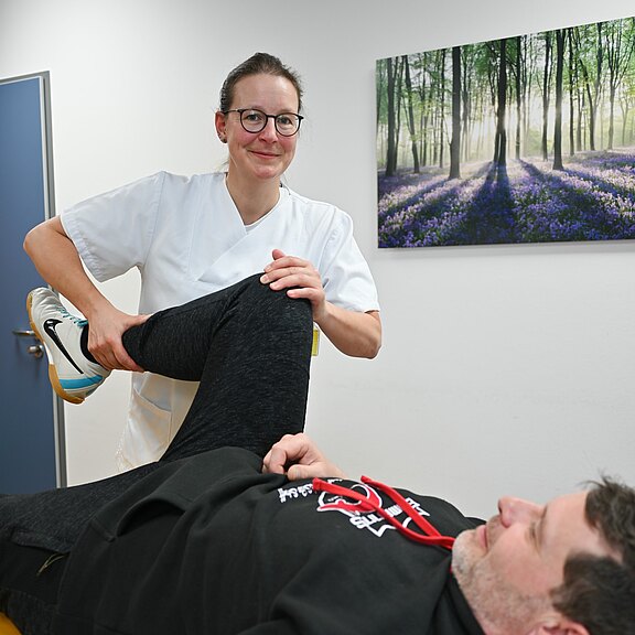 Oberärztin Anja Wasserzier behandelt einen Schmerzpatienten.