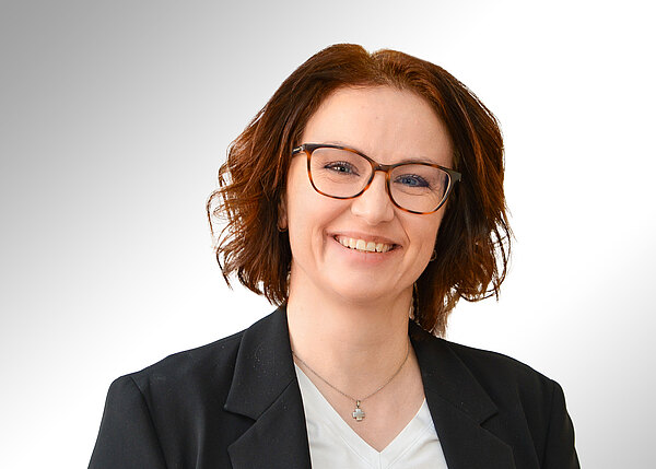 Portrait von Denise Holl, Personaldirektorin und Prokuristin