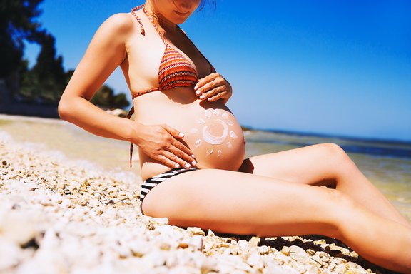 Schwangere sollten sich vor Hitze und Sonne schützen. 