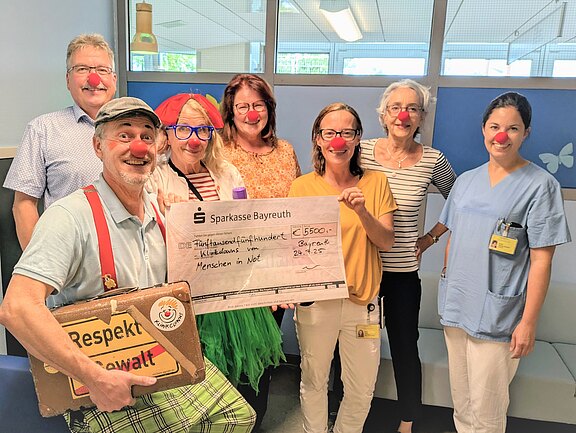 Gruppenfoto bei der Spendenübergabe der Kurier-Stiftung Menschen in Not in der Kinderklinik am Klinikum Bayreuth. Auf dem Foto zu sehen sind Peter Kropf und Gabi Schnetter von der Kurier-Stiftung "Menschen in Not, Ilona Golla, die Pädagogische Leiterin der Kinderklinik, Andrea Andrade vom Verein KlinikClowns e. V. und Oberärztin Isabel Fischer-Schmidt