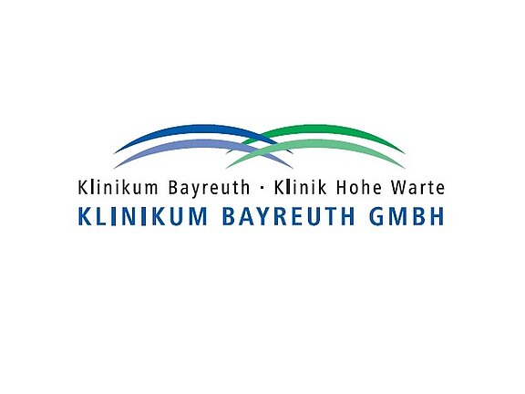 Logo des Klinikums Bayreuth GmbH: zwei geschwungene Bögen in Blau und Grün. Text darunter: „Klinikum Bayreuth · Klinik Hohe Warte – KLINIKUM BAYREUTH GMBH“.