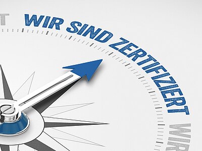 Kompassgrafik mit blauem Zeiger, der auf den Schriftzug „WIR SIND ZERTIFIZIERT“ zeigt – Aussage: Unternehmen ist zertifiziert, Qualität bestätigt.