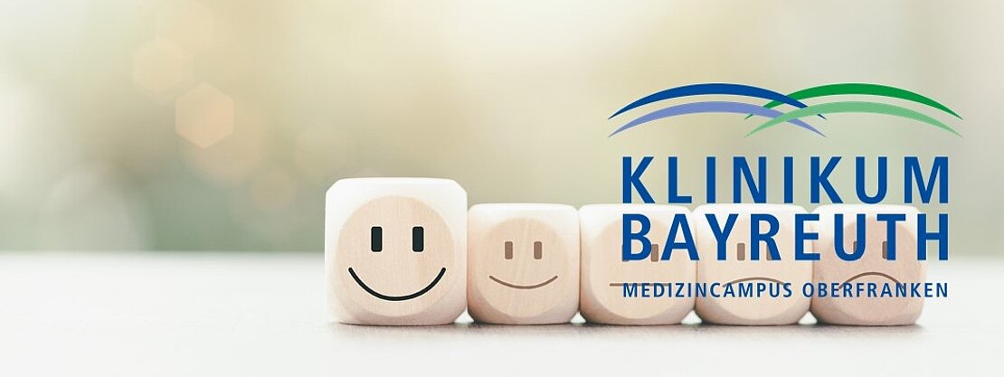 Lächelnde Holzklötze symbolisieren das positive Umfrageergebnis