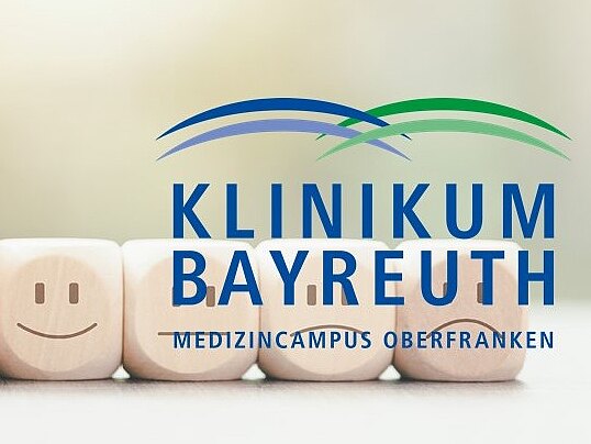 Lächelnde Holzklötze symbolisieren das positive Umfrageergebnis