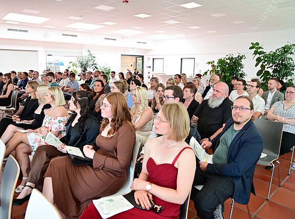 Schülerinnen, Schüler, Familien und Lehrkräfte feiern das Examen des Kurses 2022/25 der Krankenpflegeschule der Klinikum Bayreuth GmbH