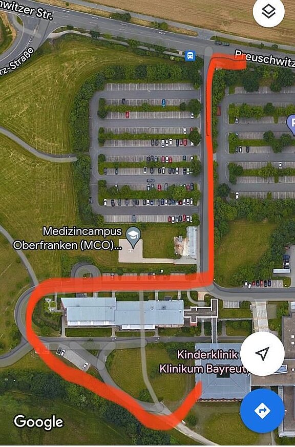 Satellitenkarte mit roter Route: Ab Preuschwitzer Straße nach Süden, am großen Parkplatz vorbei, links um das Hauptgebäude, dann rechts zum Zielbereich der Kinderklinik/Klinikum Bayreuth bzw. Medizincampus Oberfranken.