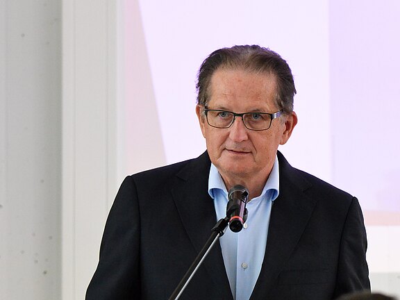 Geschäftsführer der Klinikum Bayreuth GmbH Dietmar Pawlik bei der Examensfeier des Kurses 2022/25 der Krankenpflegeschule