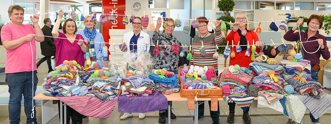 Bild von der Spendenübergabe an die Frühgeborenenstation 44 im Klinikum