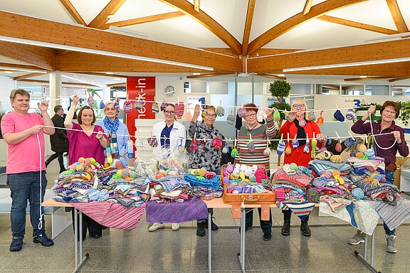 Bild von der Spendenübergabe an die Frühgeborenenstation 44 im Klinikum