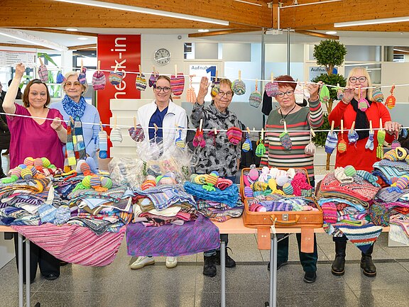 Bild von der Spendenübergabe an die Frühgeborenenstation 44 im Klinikum