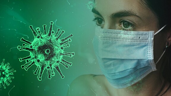 Nahaufnahme eines Menschen mit medizinischer Gesichtsmaske; daneben vergrößerte, grün leuchtende Virusillustrationen. Das Bild vermittelt Schutz vor Infektionen, insbesondere Coronavirus, und die Bedeutung von Masken in Zeiten einer Pandemie.