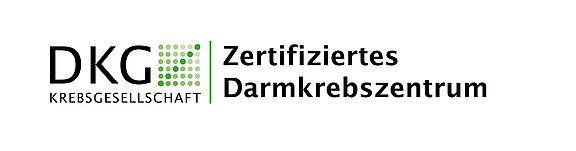 Logo der Deutschen Krebsgesellschaft (DKG) mit grünem Punktefeld und dem Text: „Zertifiziertes Darmkrebszentrum“ – Hinweis auf DKG-Zertifizierung.