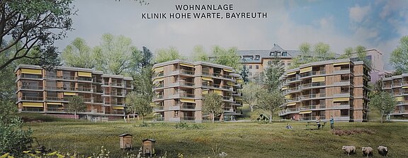 Eine moderne Wohnanlage mit mehreren Gebäuden in einem grünen Park. Die Gebäude haben Balkonverglasungen und zeigen eine Mischung aus Holz- und Betonarchitektur. In der Umgebung sind Bäume, Wiesen und einige Personen zu sehen, die sich im Freien aufhalten. Oben steht „Wohnanlage Klinik Hohe Warte, Bayreuth“.