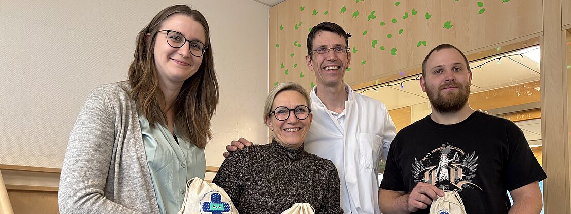Andreas Kunzmann (Erster Vorstand) und Anne Brand (Schriftführerin, links im Bild) besuchten die Kinderklinik und übergaben den Erlös an Klinikdirektor Prof. Patrick Morhart und die Leiterin der Kinderklinik Notaufnahme Sandra Retsch.