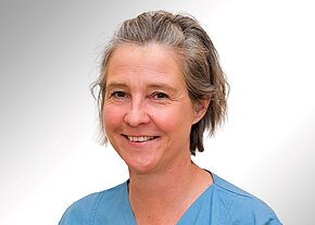 Portraitfoto von Melanie Allersdorfer, der Stellvertretenden Leitung der Notaufnahme an der Klinik Hohe Warte