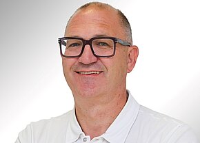 Dr. med. Wolfgang Gruber Portraitbild von Dr. Wolfgang Gruber, Leiter des MVZ MedCenter Bayreuth, Facharzt für Chirurgie und spezielle Unfallchirurgie, Notfallmedizin und Durchgangsarzt