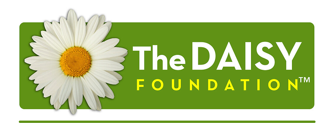 Logo der DAISY Foundation: weiße Gänseblume auf grünem Hintergrund; Schriftzug „The DAISY Foundation“. Zusatz: Würdigung von Pflegekräften weltweit zum Gedenken an J. Patrick Barnes.