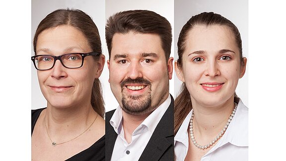 Drei nebeneinander montierte Porträts: links Person mit Brille, mittig Person mit kurzem Bart im Anzug, rechts Person mit Perlenkette. Alle blicken in die Kamera und lächeln leicht vor neutralem Hintergrund; wirkt wie ein Team- oder Geschäftsfoto.