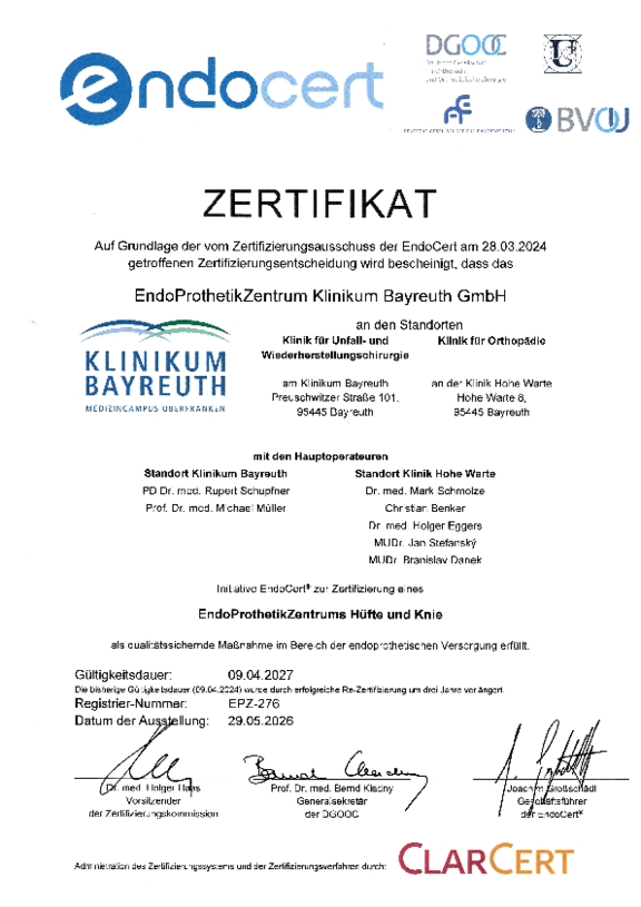 Es handelt sich um das Zertifikat für das Endoprothetikzentrum der Klinikum Bayreuth GmbH. Es bescheinigt die auf Grundlage der vom Zertifizierungsausschuss der EndoCert am 28.03.2024 getroffenen Zertifizierungsentscheidung für das Endoprothetikzentrum Knie und Hüfte der Klinikum Bayreuth GmbH mit den beiden Standorten Klinikum Bayreuth, Unfall- und Wiederherstellungschirurgie, und Klinik Hohe Warte, Orthopädie. Das Zertifkat ist gültig bis 9. April 2027.