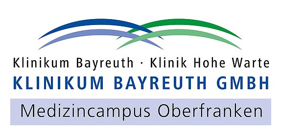 Logo des Klinikums Bayreuth GmbH mit blauen und grünen Bögen. Text: „Klinikum Bayreuth · Klinik Hohe Warte“, groß „KLINIKUM BAYREUTH GMBH“, unten „Medizincampus Oberfranken“.